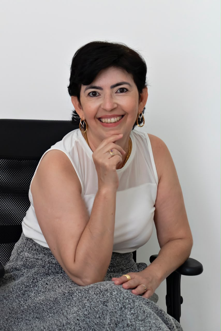 Cíntia de Fátima Ribeiro durante um atendimento online