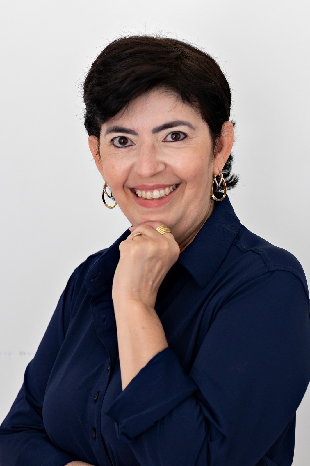 Cíntia de Fátima Ribeiro, psicóloga, sorrindo